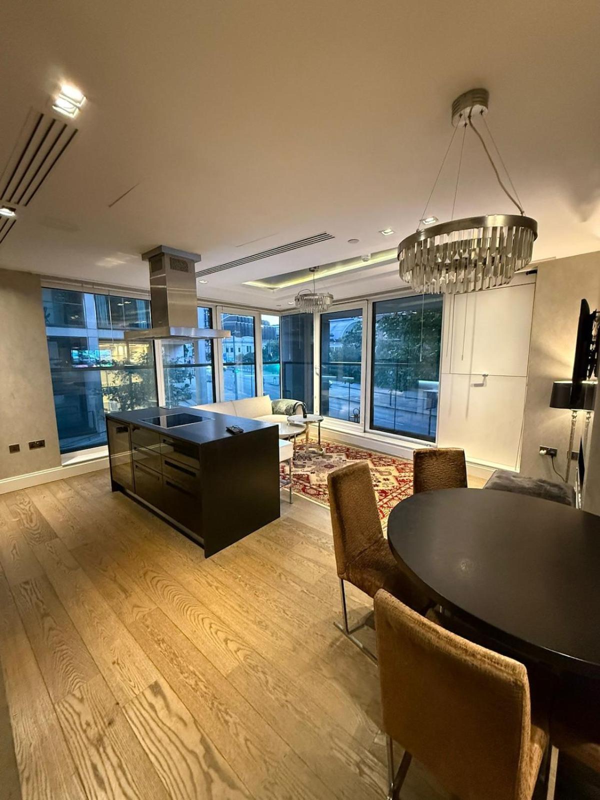 3 Bed 2 Bath Luxury In Kensington *