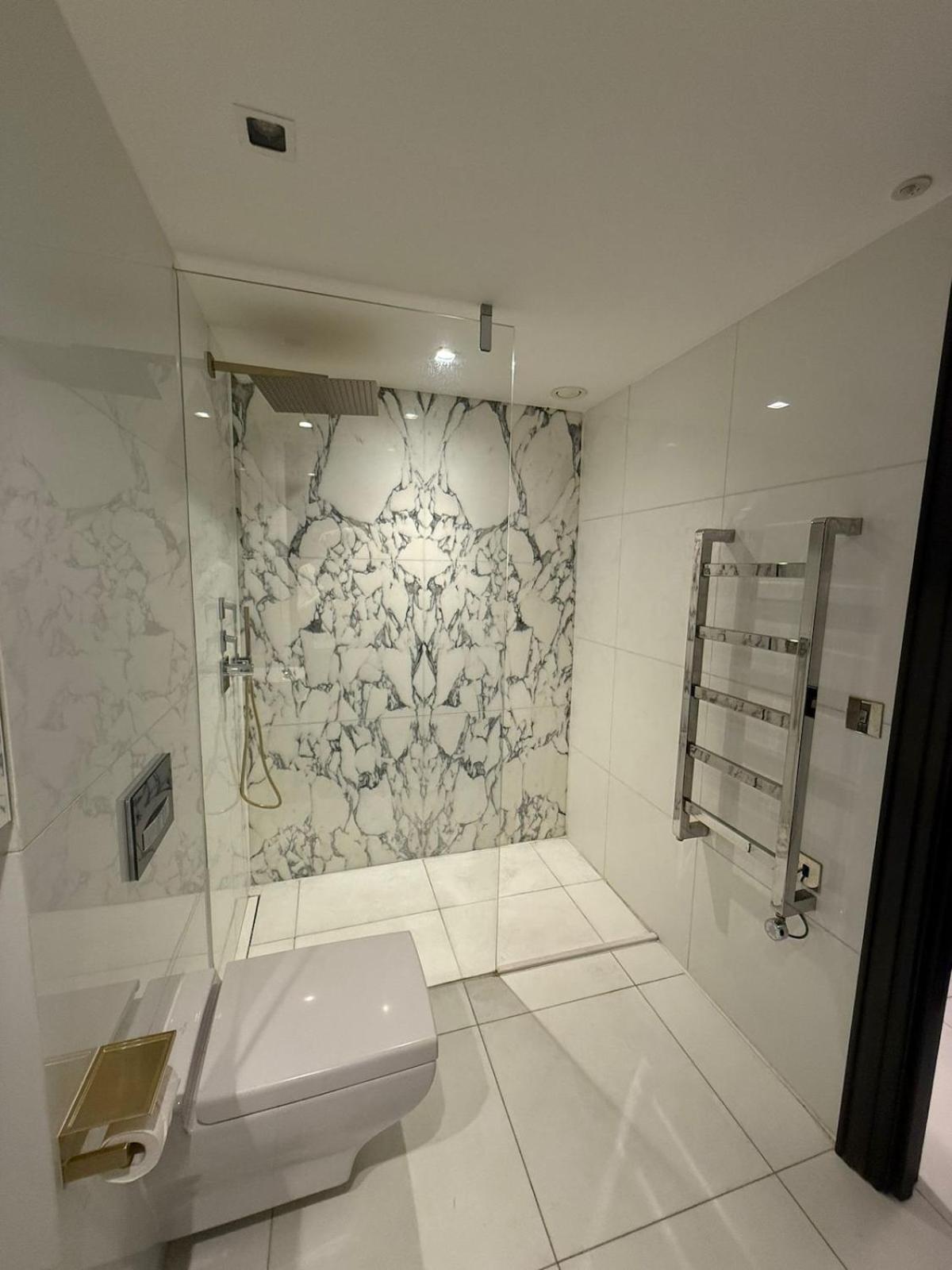 3 Bed 2 Bath Luxury In Kensington * Londen