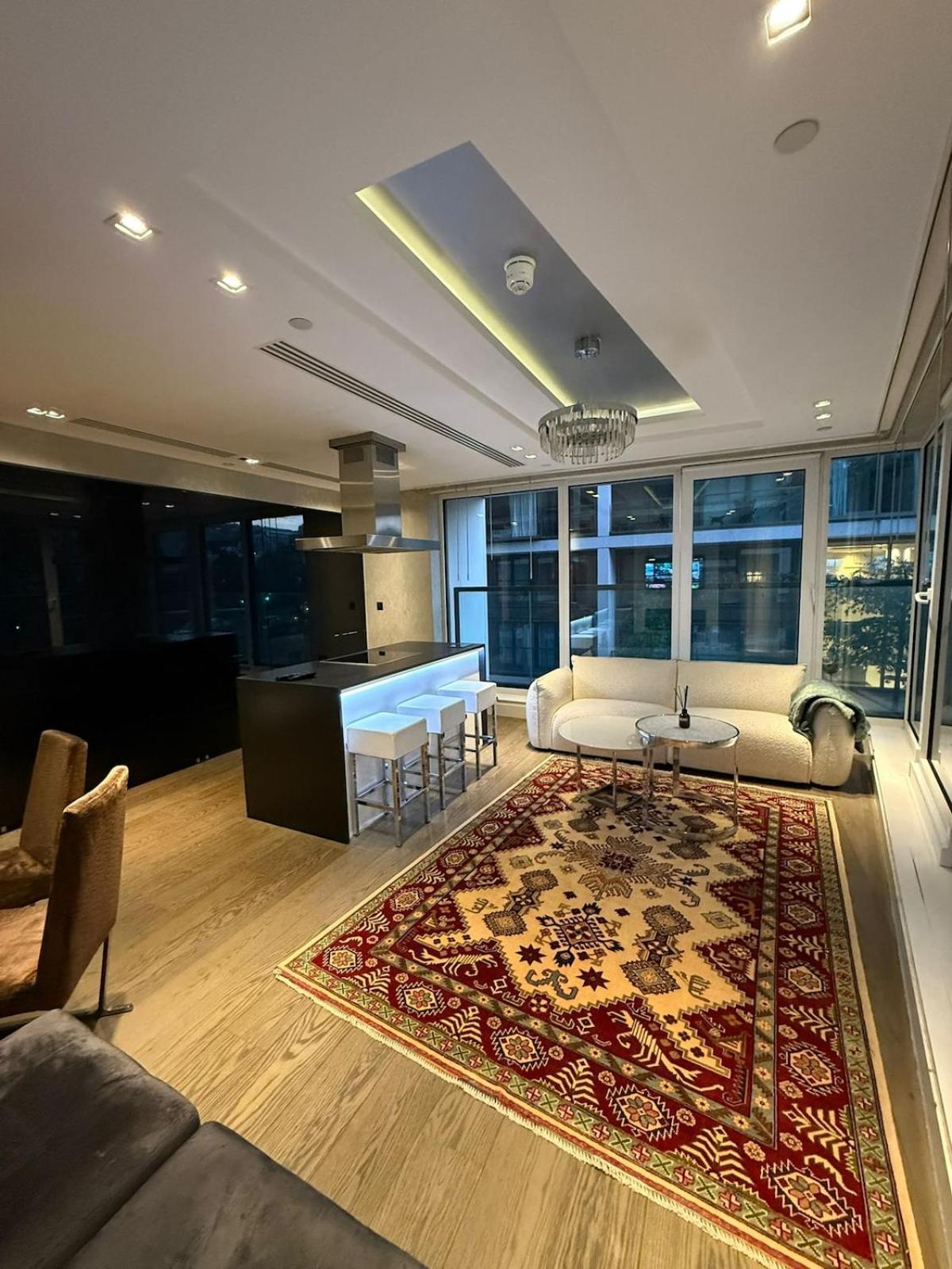 3 Bed 2 Bath Luxury In Kensington * Londen